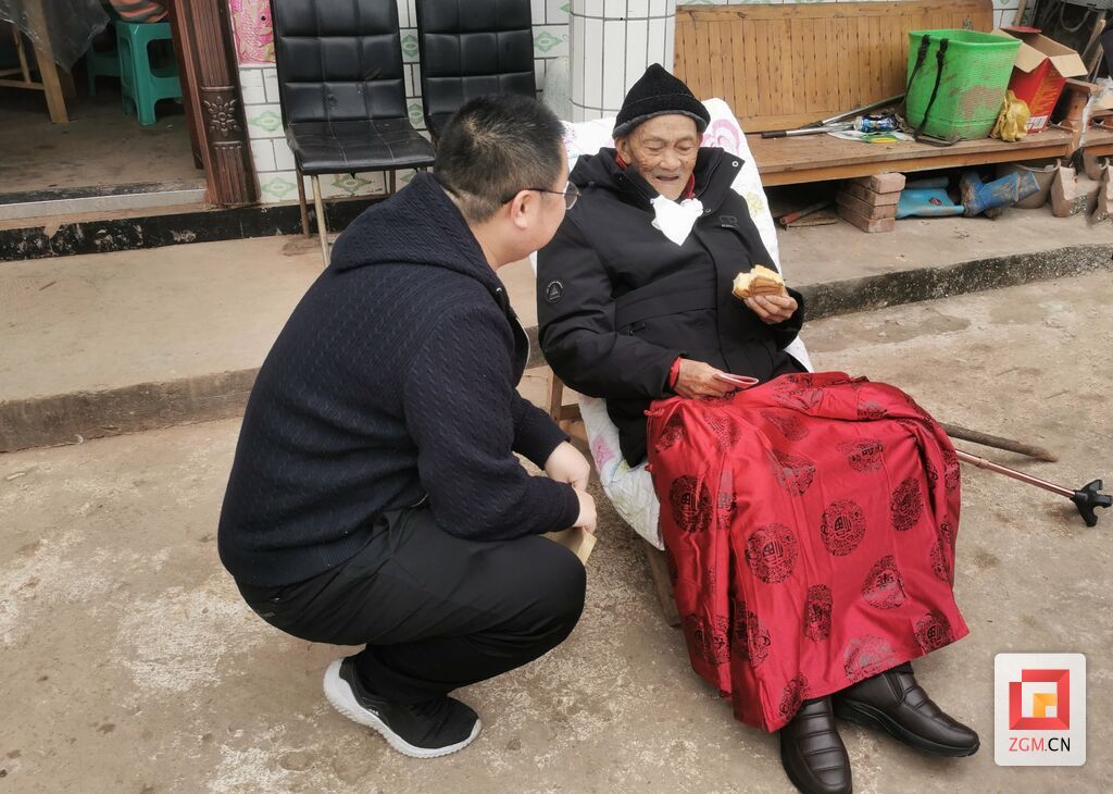 工作人員與百歲老人促膝拉家常.jpg