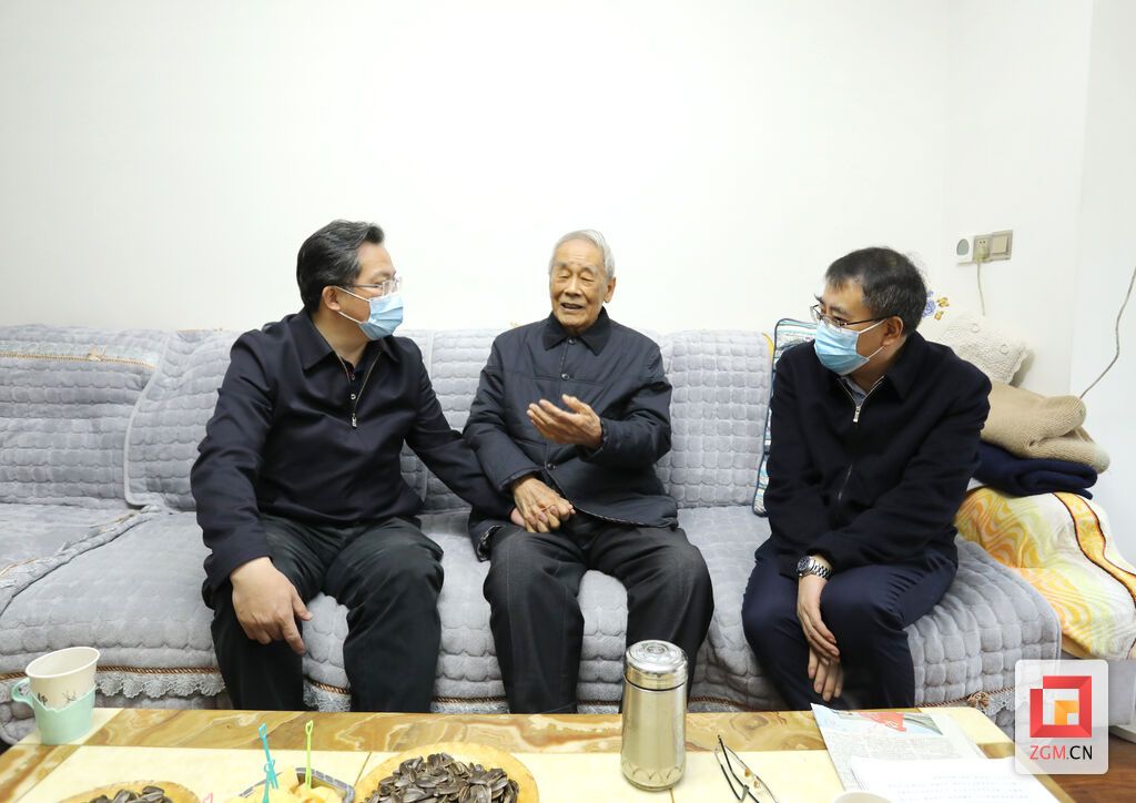 范波（圖左一）征求市政協(xié)正廳級離休干部張士林對黨代會報告意見建議