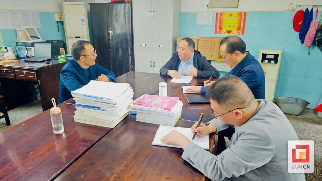 陆海与教师交流谈心.jpg