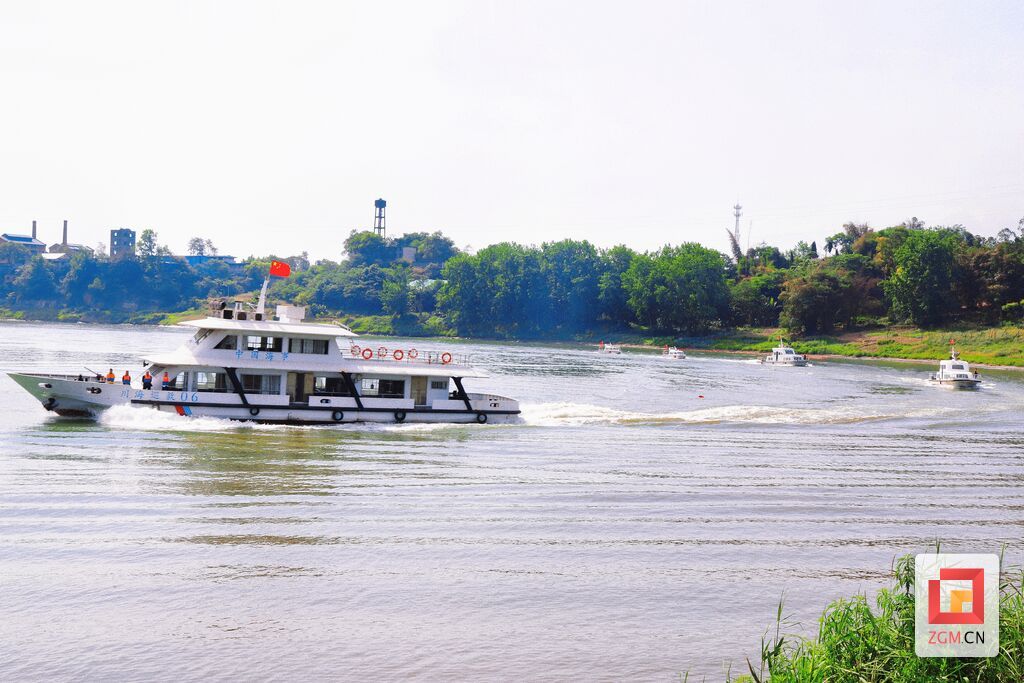 目前全市有通航河流10條，通航里程497.54公里，水路客運航線23條，各類船舶264艘。近年來，自貢市水上交通運輸行業(yè)牢牢守住水上安全基本盤，實現(xiàn)了“零事故、零傷亡、零跑船、零污染”。同時依托自貢“鹽、龍、燈”等傳統(tǒng)文化，探索水運+旅游轉(zhuǎn)型升級新模式，成功打造出“夜游釜溪”這張城市靚麗新名片。.jpg