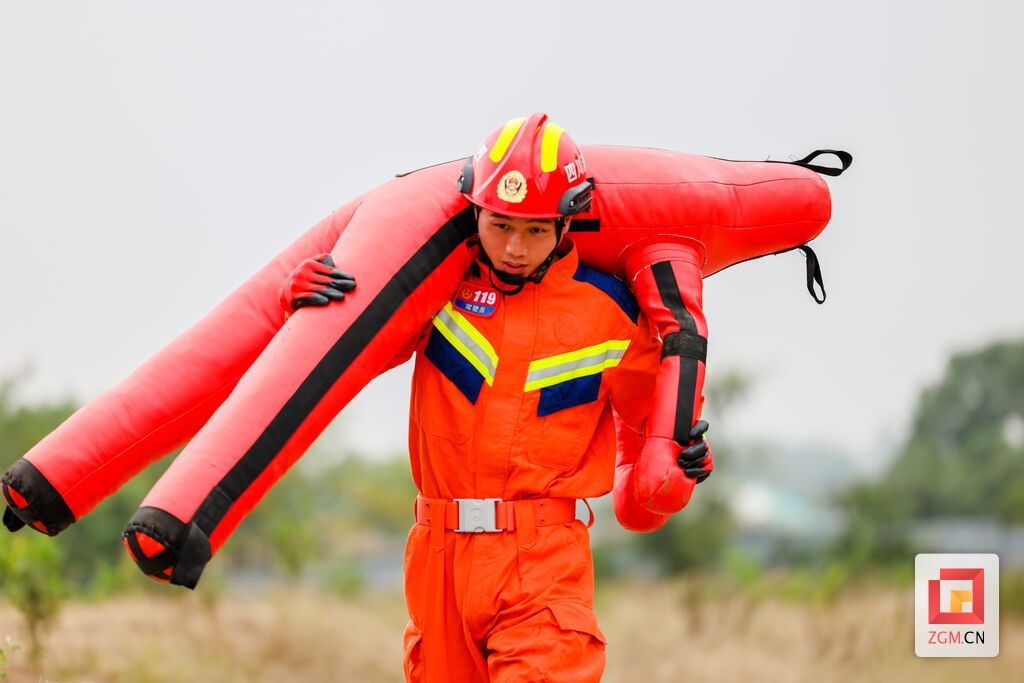 消防员在贡井区消防救援大队开展400米物资疏散操——抗假人训练