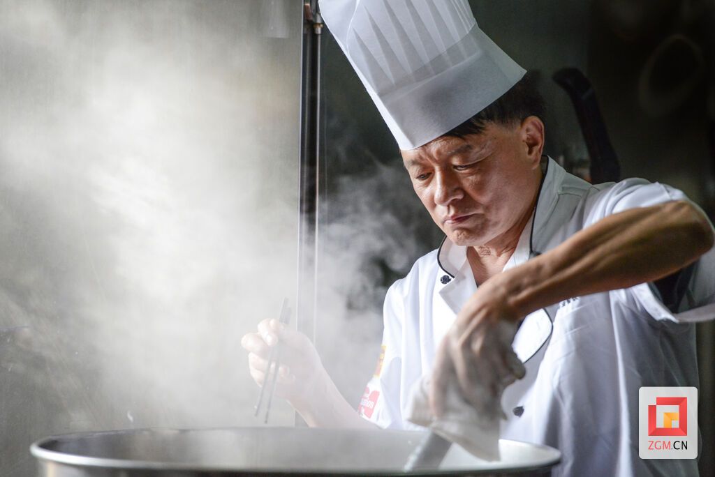 烹饪中的周新明.jpg