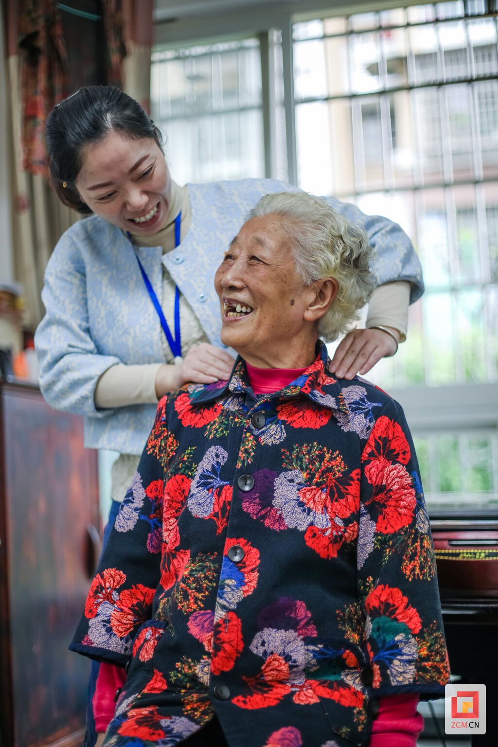 家住东源半岛的独居老人罗淑芬，今年88岁高龄，社区的工作人员经常到老人家里做卫生、按摩、检查身体、聊天，让老人感受到温暖不孤独。（宋姿熠 摄）