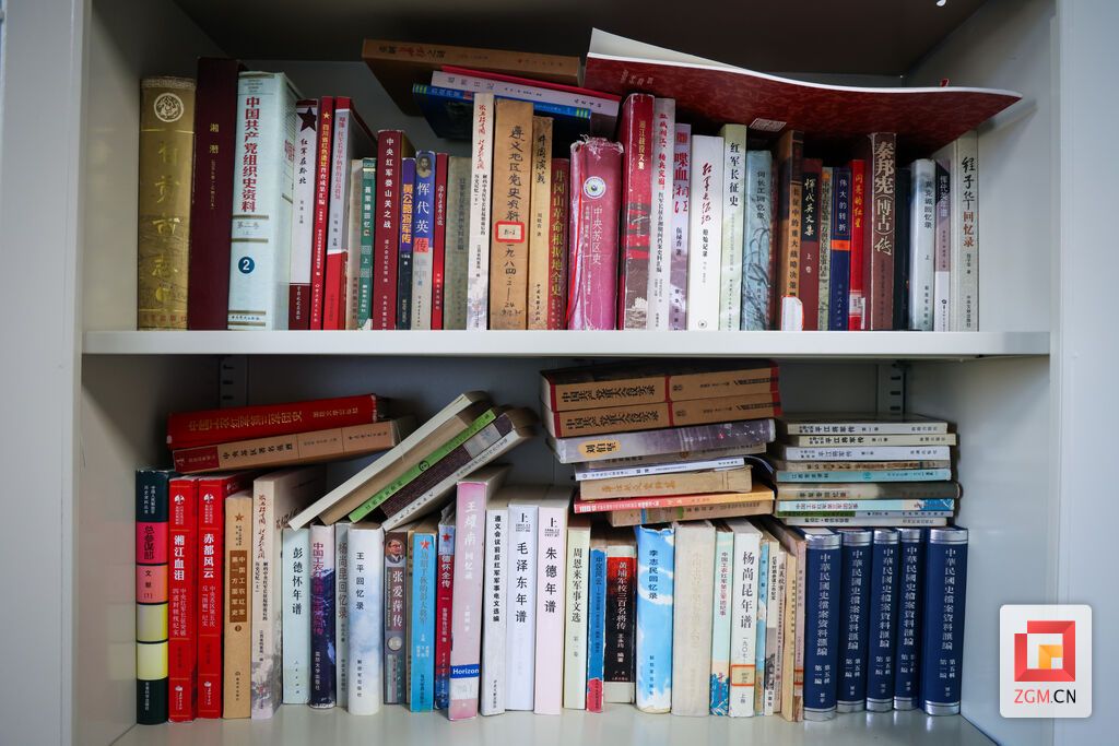 龚伟查阅过的部分历史资料.JPG