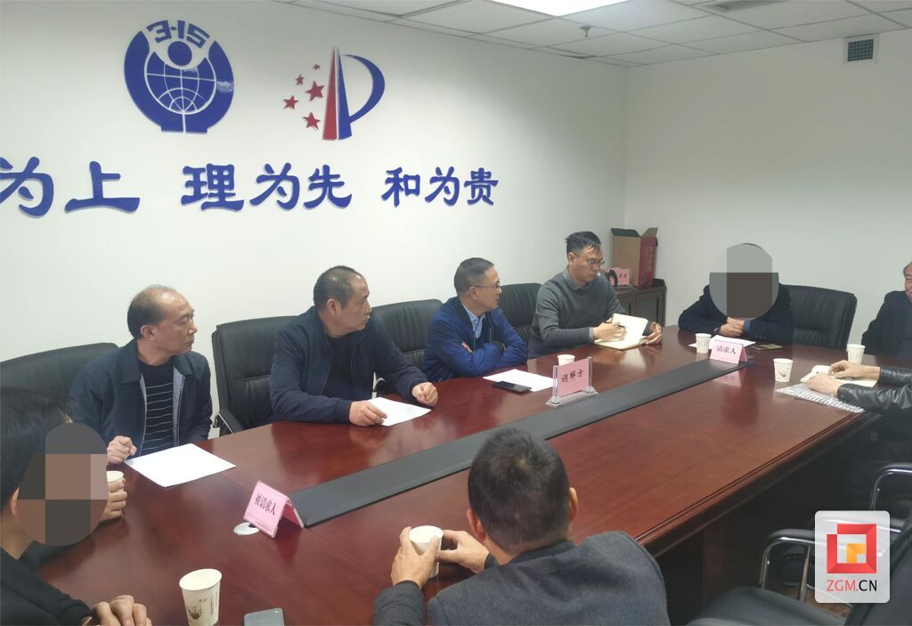 市知識產(chǎn)權局工作人員開展調(diào)解.jpg