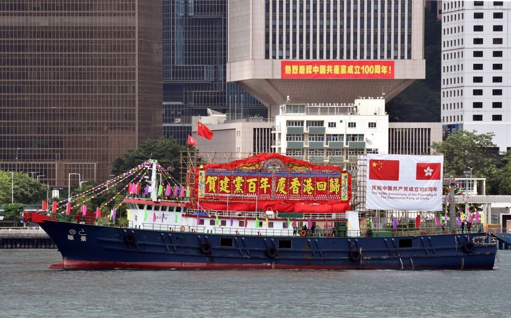 ▲7月1日，悬挂中华人民共和国国旗和香港特别行政区区旗的渔船在维多利亚港巡游。