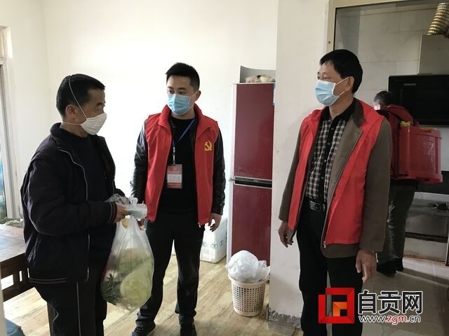 為困難群眾送生活物資2.jpg