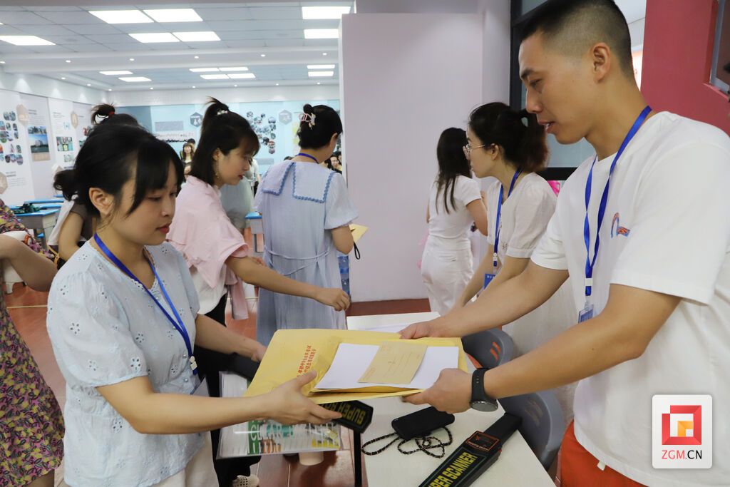 8点30分 领取试卷 记者 陈凡逸 摄.JPG