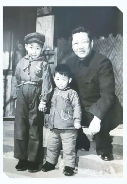 1958年,，習仲勛（右）與習近平（左）,、習遠平在一起