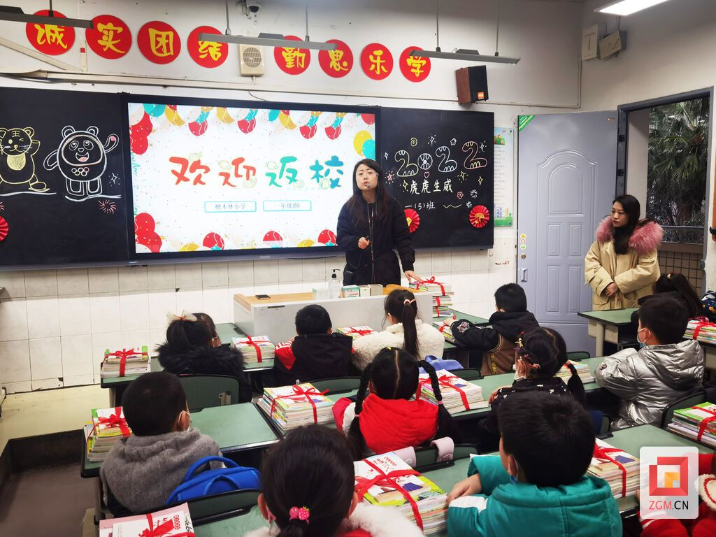 檀木林小學教師為學生發(fā)放課本.jpg
