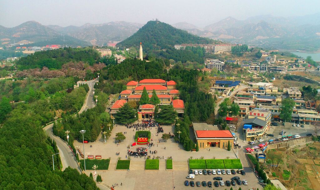 西柏坡已成为红色旅游圣地，吸引了全国各地的党员干部群众在这里参观学习，带动了当地的经济增长。石家庄日报首席记者 张震 摄