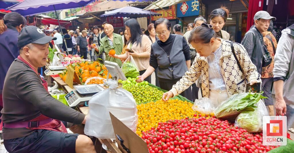 市民在郭家坳菜市场购买水果记者 罗祥瑞 摄.jpg