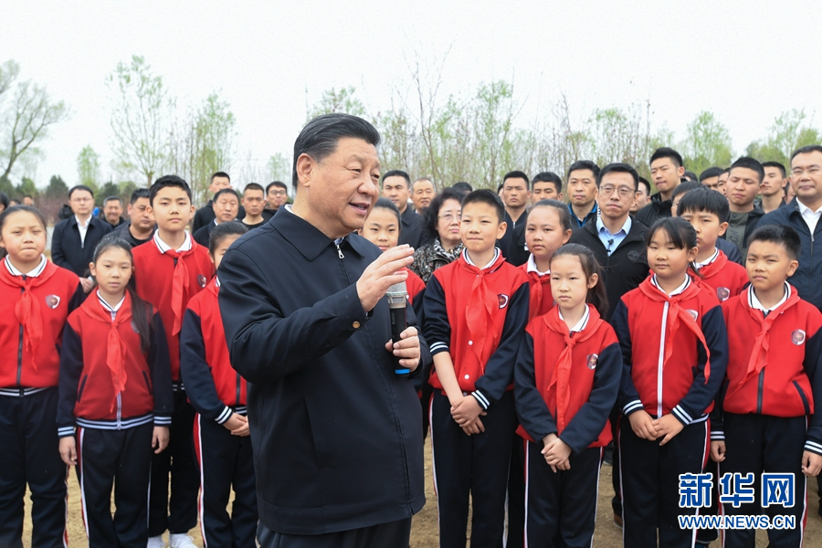 4月2日，党和国家领导人习近平、李克强、栗战书、汪洋、王沪宁、赵乐际、韩正、王岐山等来到北京市朝阳区温榆河参加首都义务植树活动。这是植树期间，习近平同在场的干部群众、少先队员亲切交谈。新华社记者 李学仁 摄设为缩略图