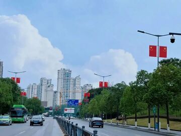“盛装”庆国庆 自贡高新区处处洋溢 “中国红”