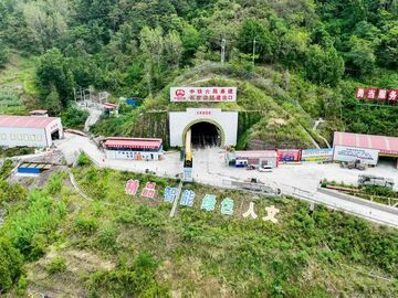 西渝高铁康渝段首座万米级特长隧道贯通