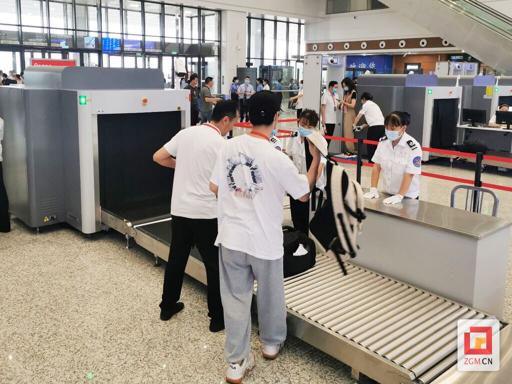 媒體記者陸續(xù)進(jìn)入高鐵站房