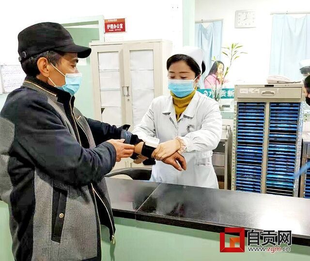 黨貴強妻子許文慧在工作中.JPG