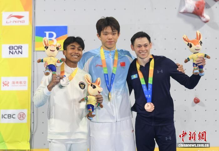 4月28日，第六届亚洲沙滩运动会攀岩速度男子决赛在海南三亚举行。中国队赵一程获得金牌，印度尼西亚队安塔夏菲・罗比・阿尔・希尔米获得银牌，哈萨克斯坦队里沙特・海布林获得铜牌。 <a target='_blank' href='/'>中新社</a>记者 贾天勇 摄