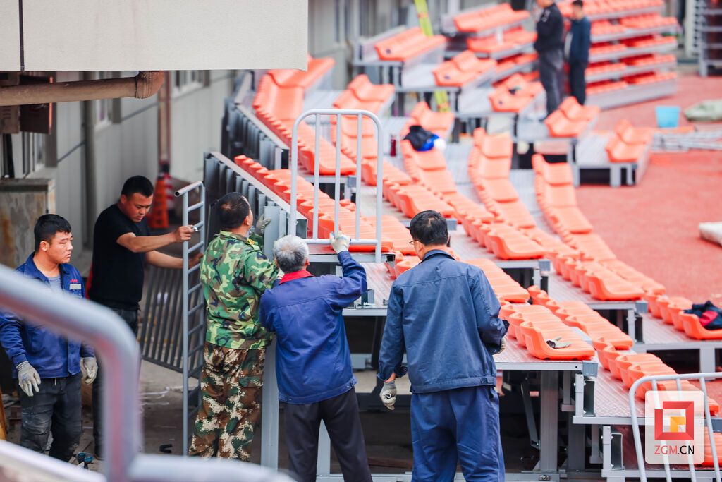 南湖体育中心建设现场热火朝天，工人抢工期、保进度 记者 宋姿熠 摄.jpg