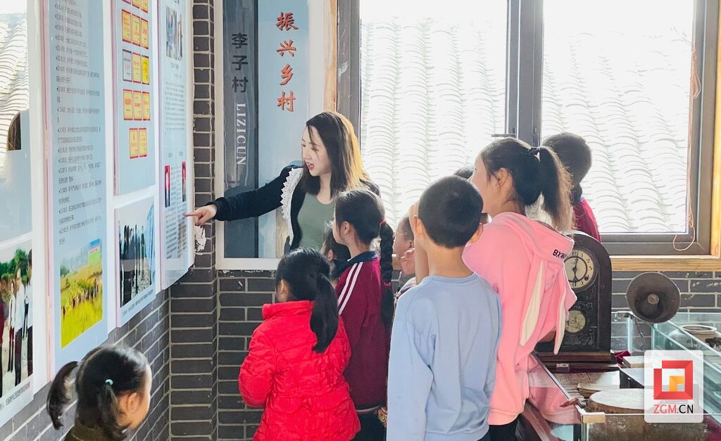 杨梅带着留守学生参观村史馆.jpg