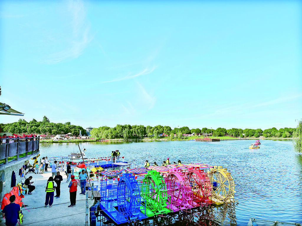 游人如织的祁巷村小南湖朱敏丽  丁松骏 摄.jpg