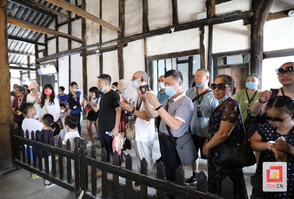 游客在燊海井拍照?羅祥瑞攝