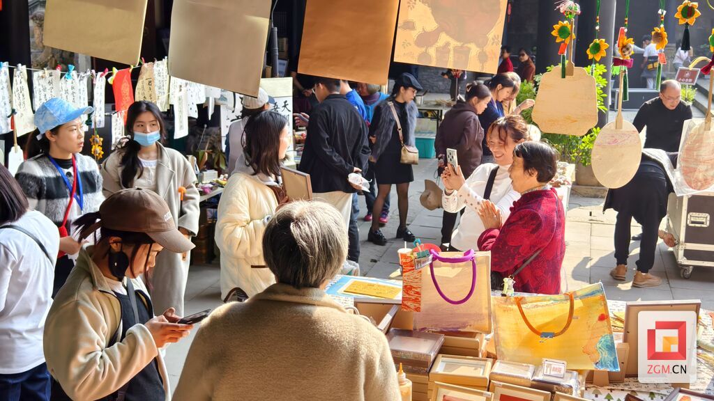 春节期间市民在贡井南华宫购买文创产品 记者 罗祥瑞 摄.jpg