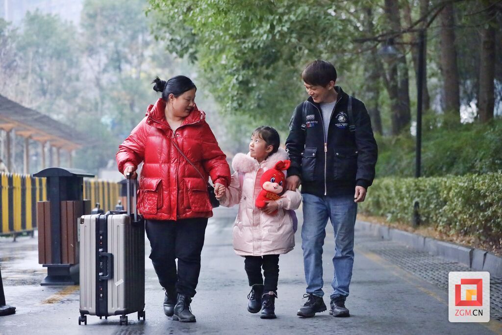 張成洪一家踏上返崗路.jpg