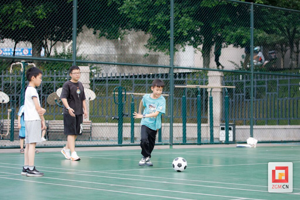 踢足球 记者 曾涛 摄.jpg