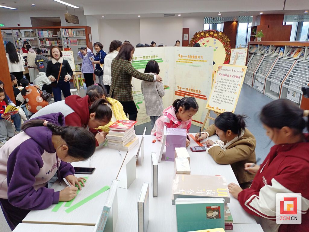 学生们写出诗句 记者 陈凡逸 摄.jpg