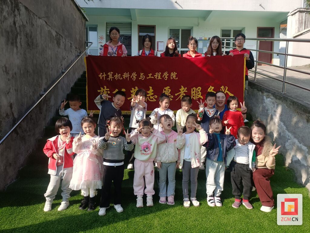 志愿者與幼兒合影.jpg