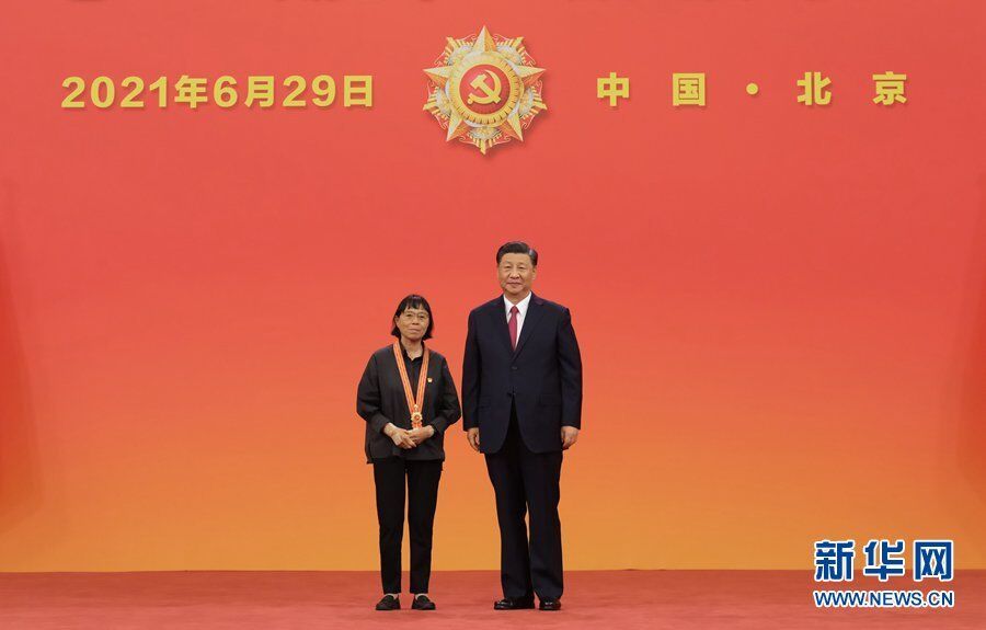 6月29日，庆祝中国共产党成立100周年“七一勋章”颁授仪式在北京人民大会堂金色大厅隆重举行。中共中央总书记、国家主席、中央军委主席习近平向“七一勋章”获得者张桂梅颁授勋章。新华社记者 李学仁 摄