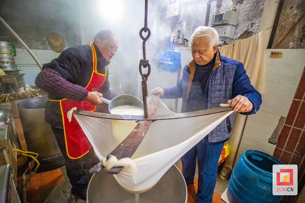 滤渣 记者 叶卫东 摄.jpg