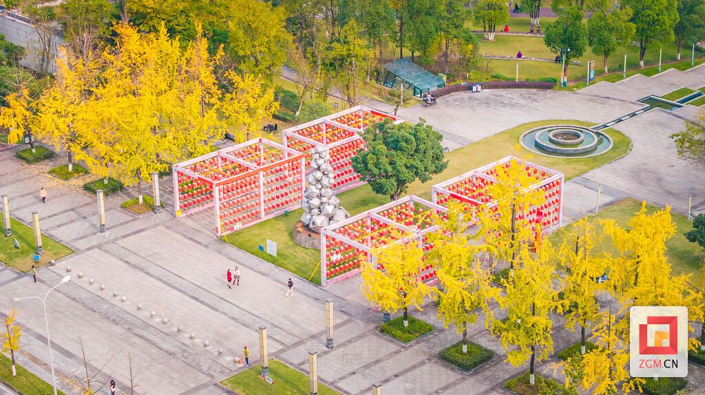 片片黄金装点着亚都的大街小巷 记者 宋姿熠 摄.jpg