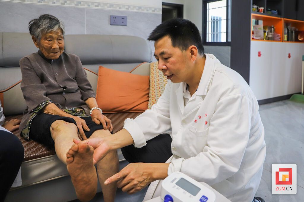 黄永剑查看患者康复情况 记者 陈凡逸 摄.JPG