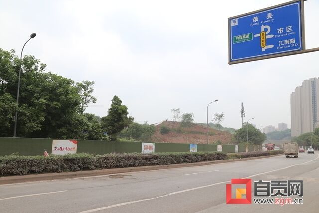 S305中国石油金葫井路段斜对面超车道路面坑洼，引起汽车经过爆胎.JPG