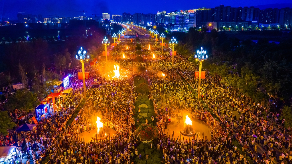 7月18日,西昌火把狂欢夜活动吸引了24.5万游客参与其中。杨黎明 摄.png