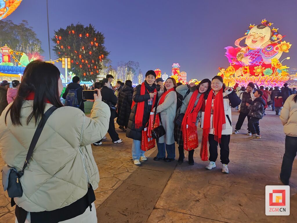 【关心关爱农民工】“自贡彩灯工匠”游“自贡灯会”.jpg