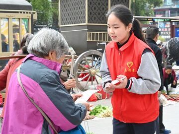 雷锋精神代代传 自贡学子争做新时代小先锋