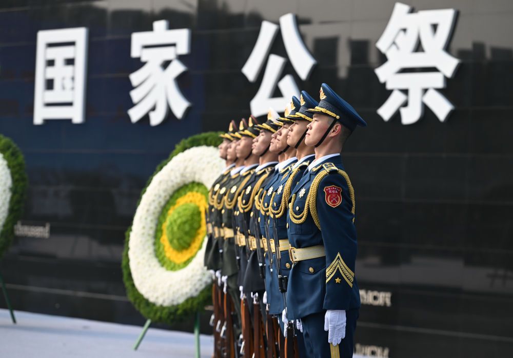 2024年12月13日是第十一个南京大屠杀死难者国家公祭日，南京大屠杀死难者国家公祭仪式在侵华日军南京大屠杀遇难同胞纪念馆举行。新华社记者 季春鹏 摄.jpg