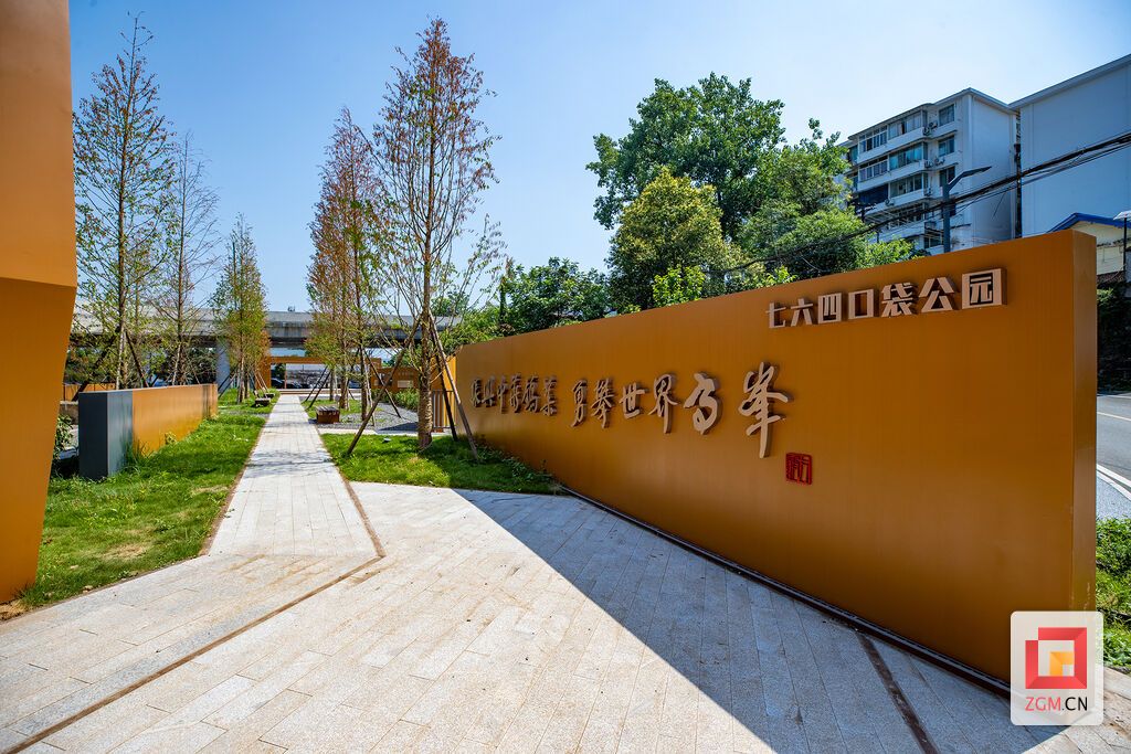 简洁明快的口袋公园入口.jpg