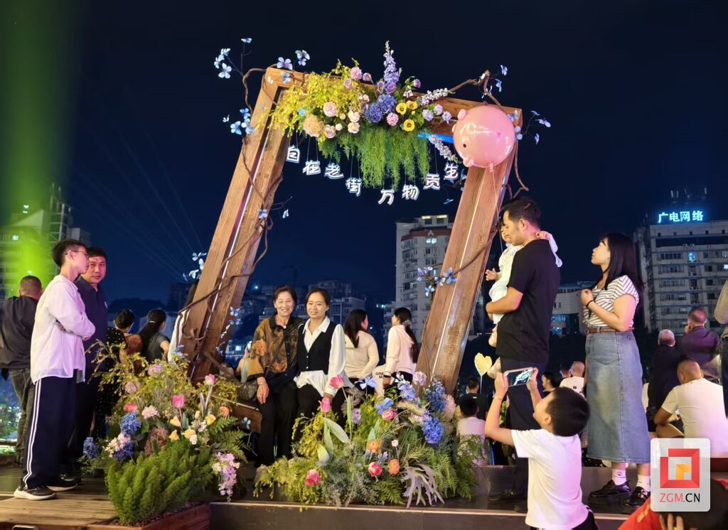 国庆大假游客打卡自流井老街 (2).jpg