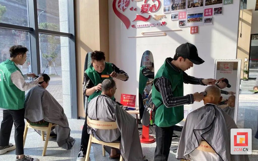 为老人提供免费义剪服务.jpg