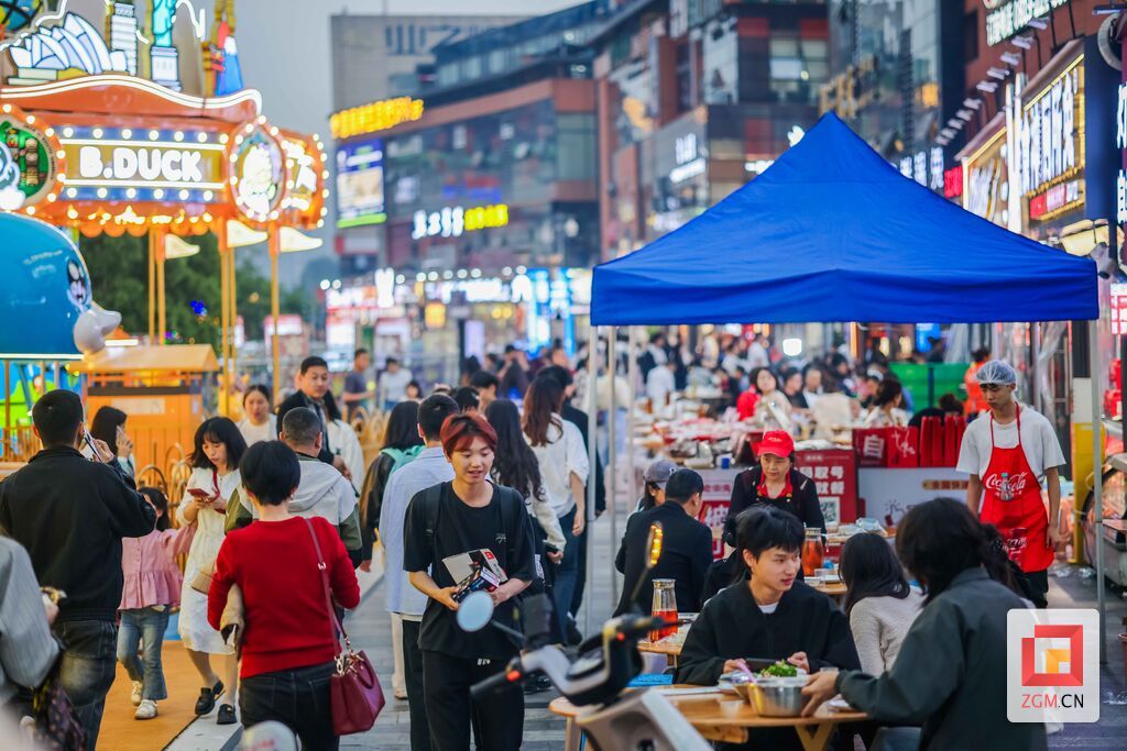 市民与游客穿梭其间，逛街购物、品尝美食处处洋溢着浓郁的节日烟火气 记者 宋姿熠 摄.jpg