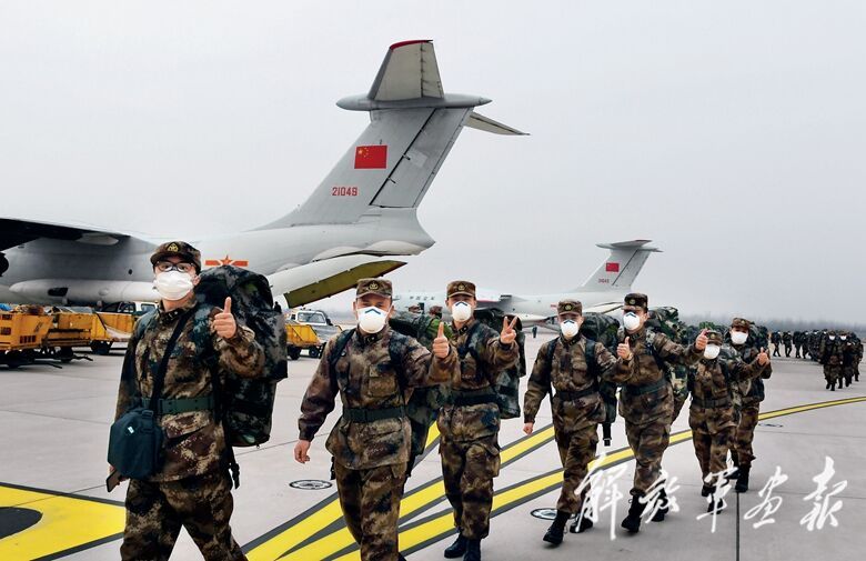 2020年2月2日，空军出动8架大型运输机，紧急空运军队支援湖北医疗队队员抵达武汉天河机场。