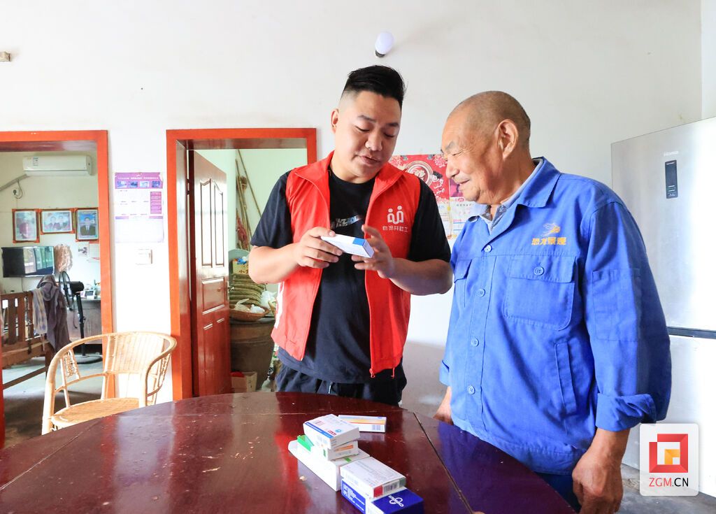 社工繆凱到村民李德明家上門巡訪 .jpg