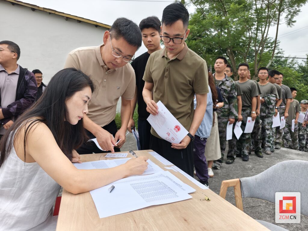 确认选民身份 曾鹏程摄.jpg
