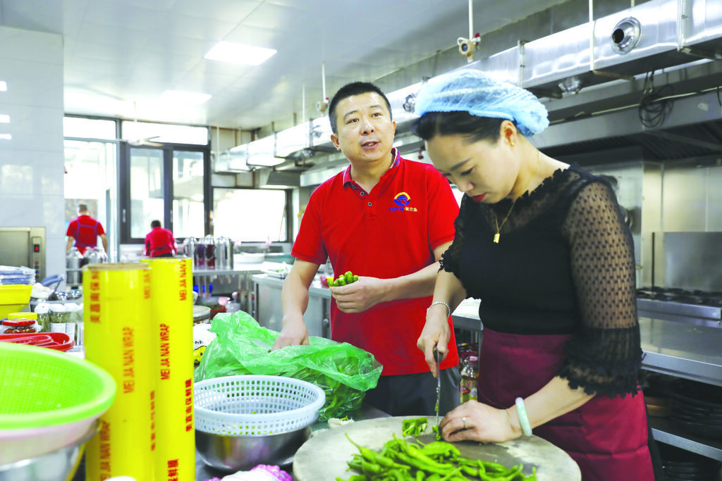 回乡创业的“80后”黄欢和妻子在长岭镇开了一家餐馆 拍摄:徐斌.jpg