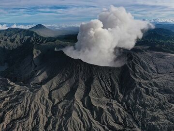 印尼杜科诺火山喷发 火山灰柱达800米