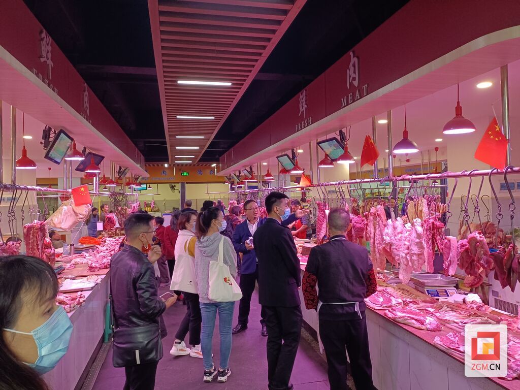 “街坊團(tuán)”在二樓鮮肉區(qū)聽取日常管理流程。